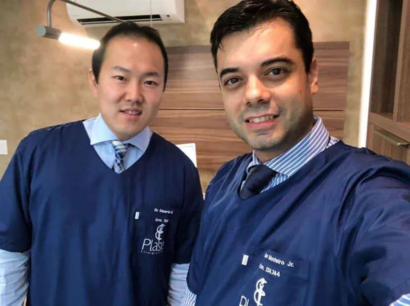 Dr. Eduardo Fuji e Dr. Ivan Monteiro Jr, cirurgiões plásticos da Plastie